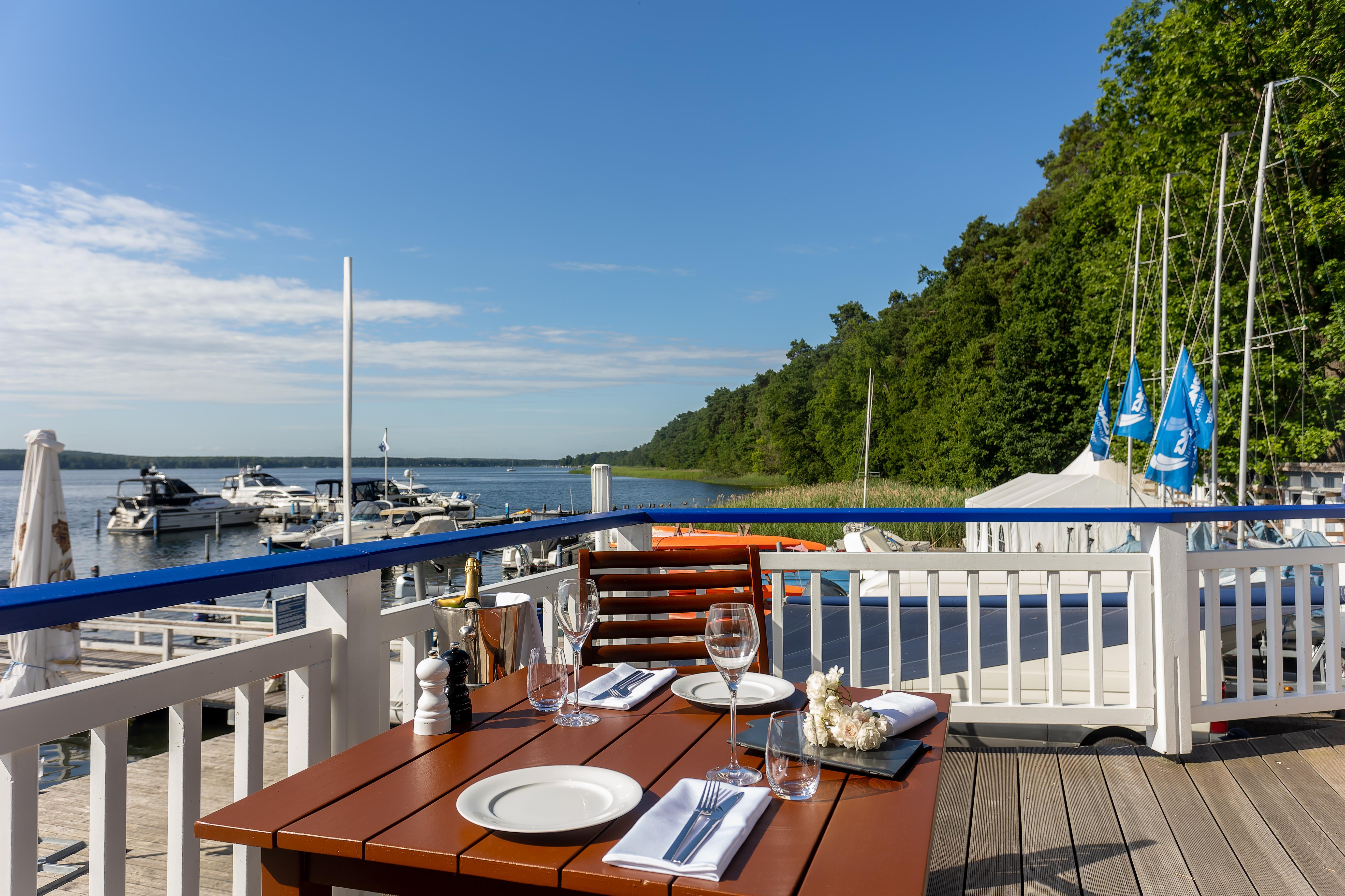 Precise Resort Bad Saarow Exterior photo Restaurant on the pier