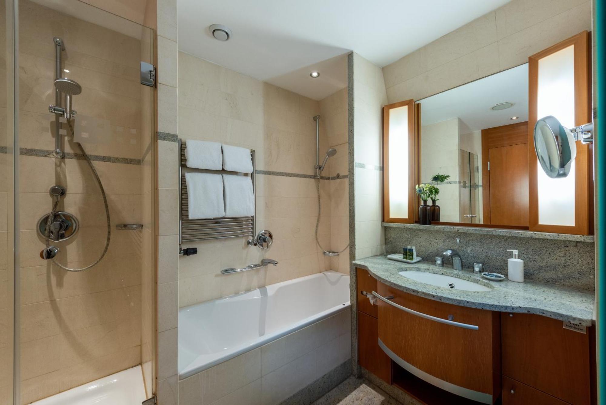 Precise Resort Bad Saarow Room photo A bathroom with a shower and a bathtub